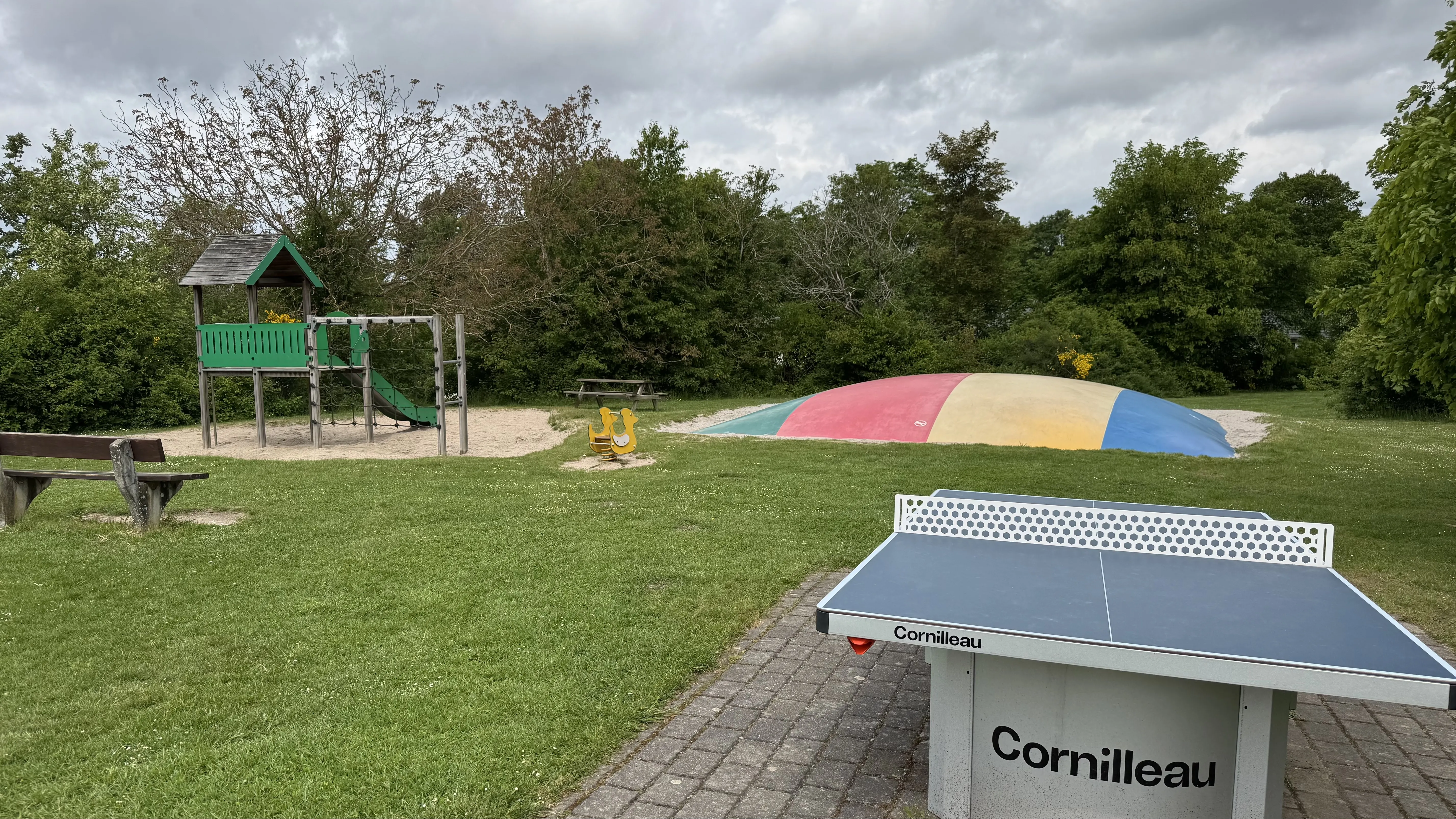 Springkissen und Tischtennisplatte im Landal Sonnenberg