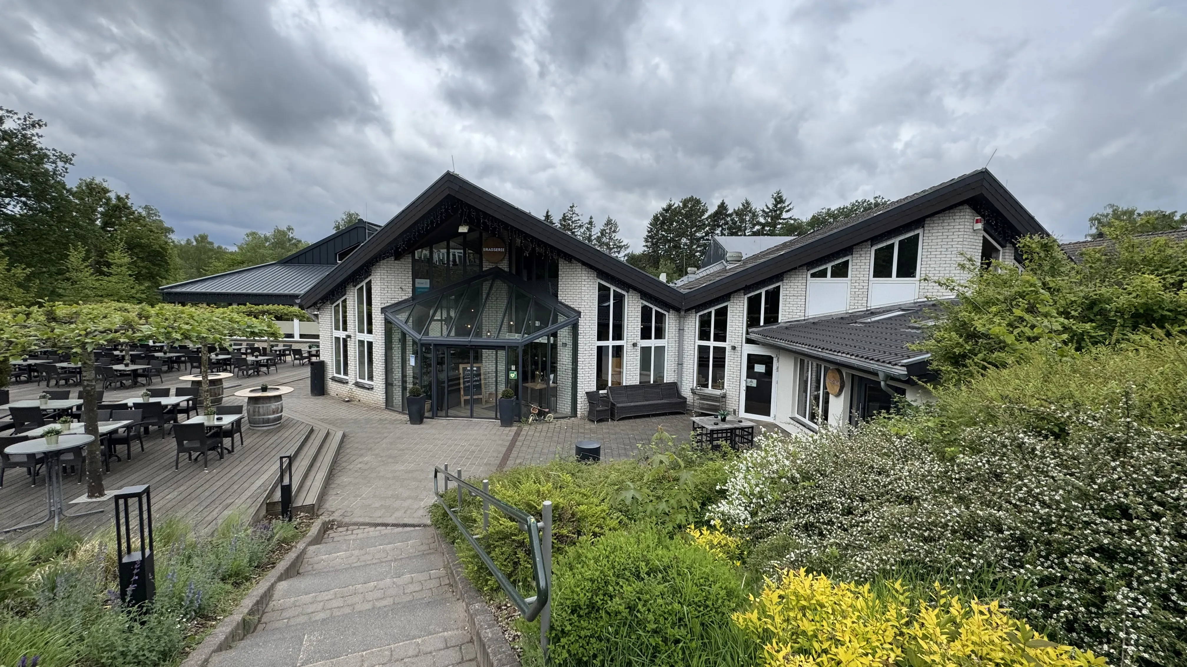 Zentralgebäude des Landal Sonnenberg mit Restaurantterrasse
