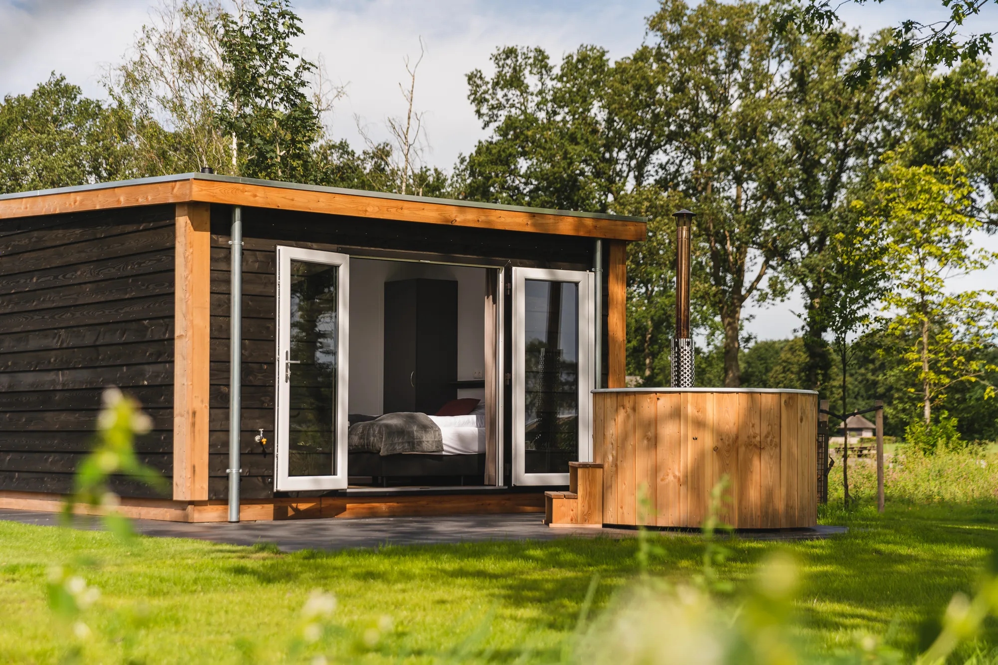 Panorama Wellnesslodge, Hottub, Sauna und Bad, 2 Personen im Ferienpark Hölte
