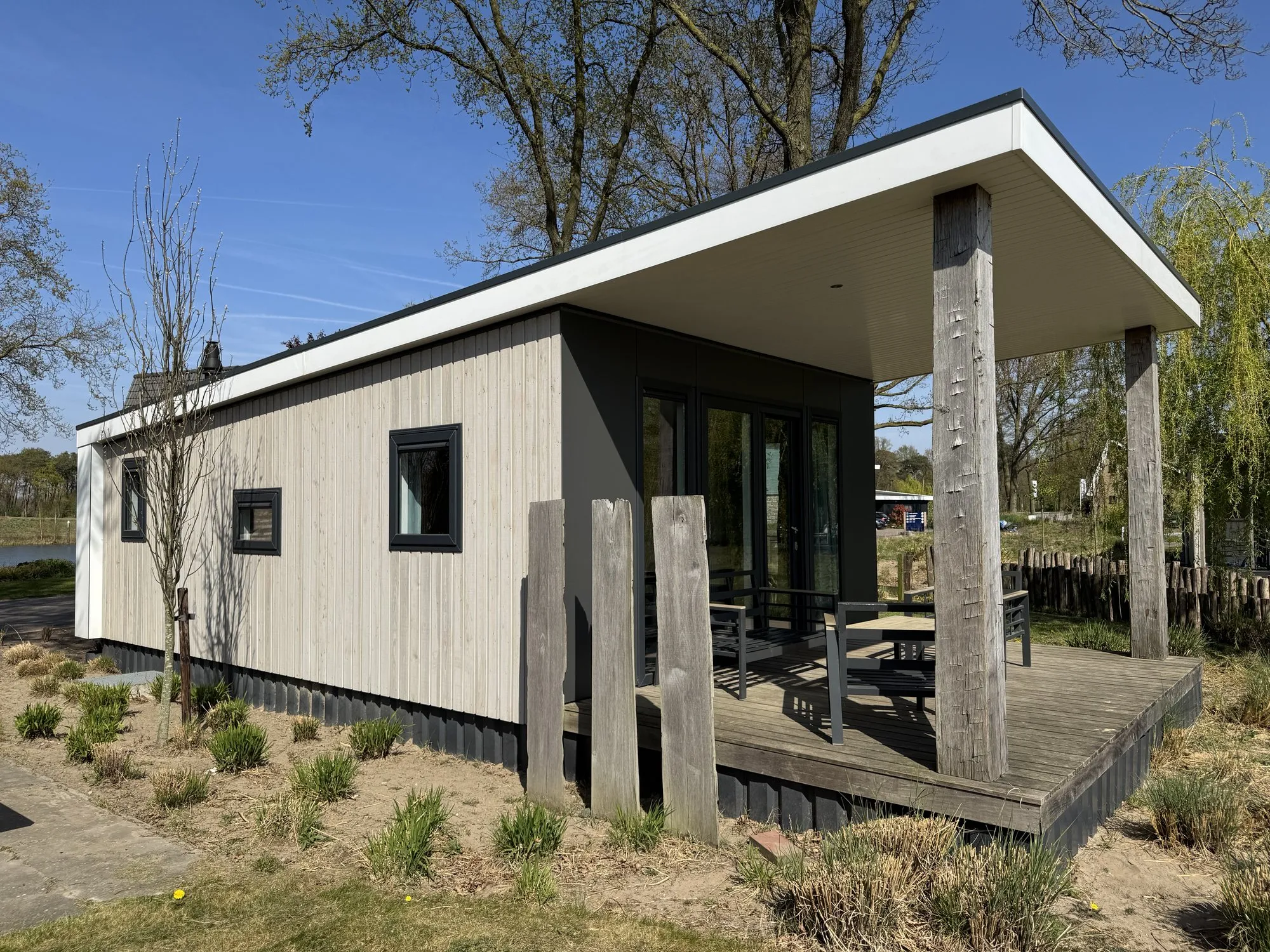 Neu gebauter Bungalow mit Holzfassade im Vakantiepark Leukermeer